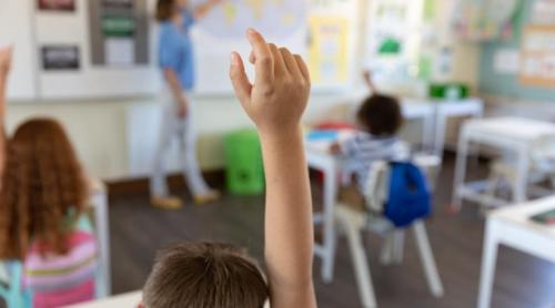 Spor salarial pentru profesorii care predau elevilor cu CES în noua lege a salarizării