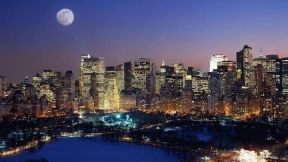Moonrise-Over-Manhattan-Island-New-York-08