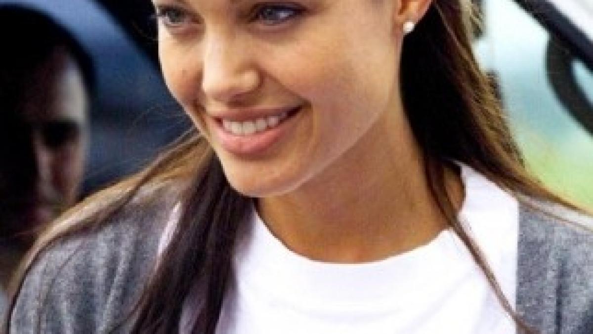 107mnunangelinajolieb400