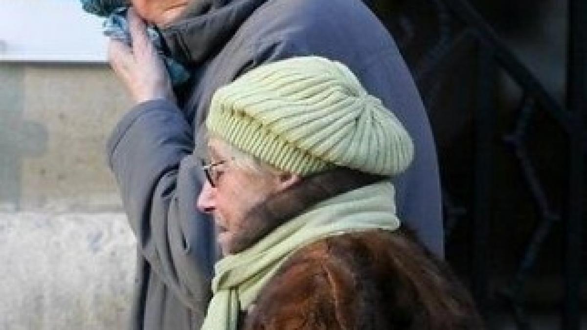 1210864_sneeze_cold_flu_elderly_old_people_ill_sickness_vulnerable