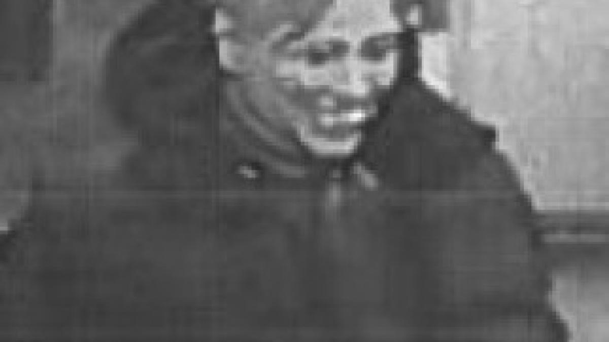 Robber-wearing-a-Hillary-Clinton-mask-hits-bank