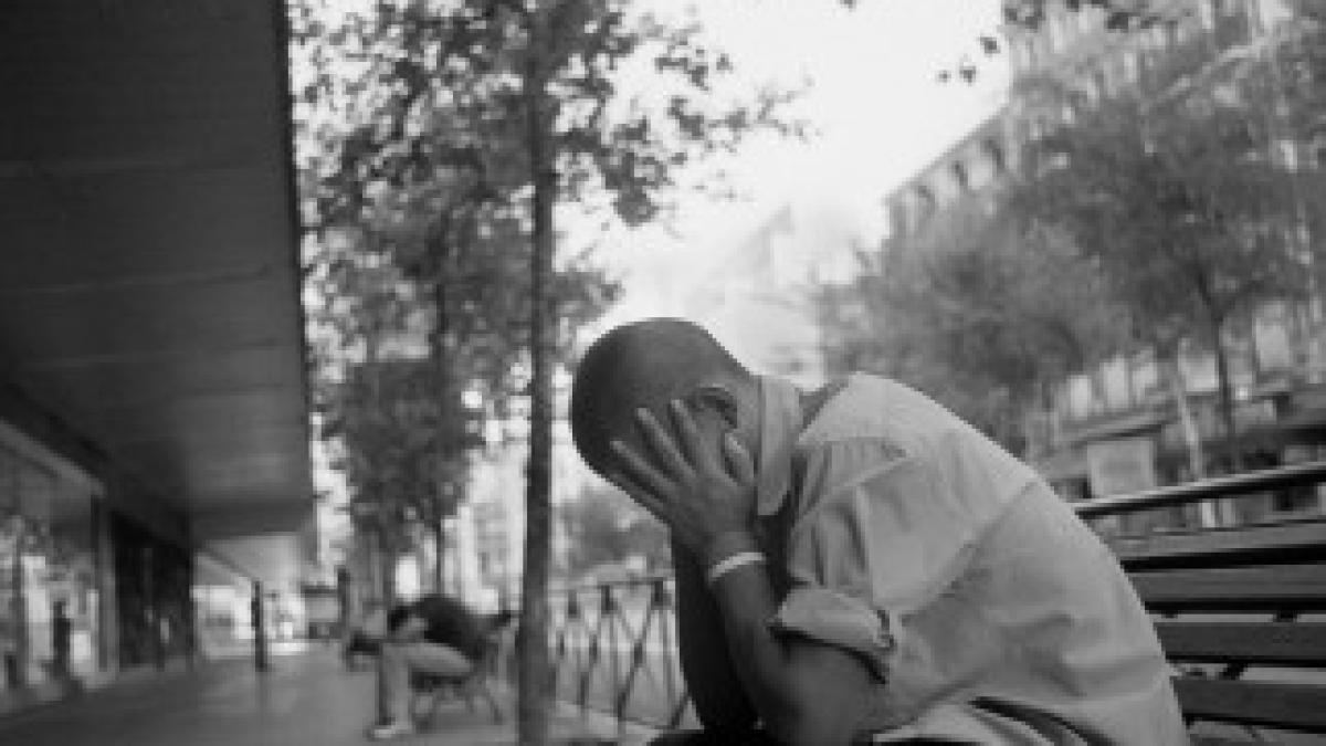 33-33-young-guy-sleeping-on-the-street-in-madrid