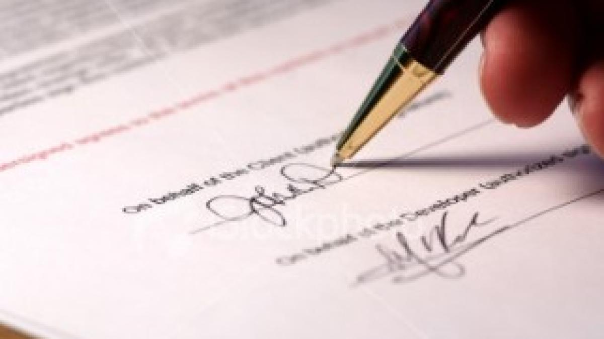 istockphoto_234992-signing-contract