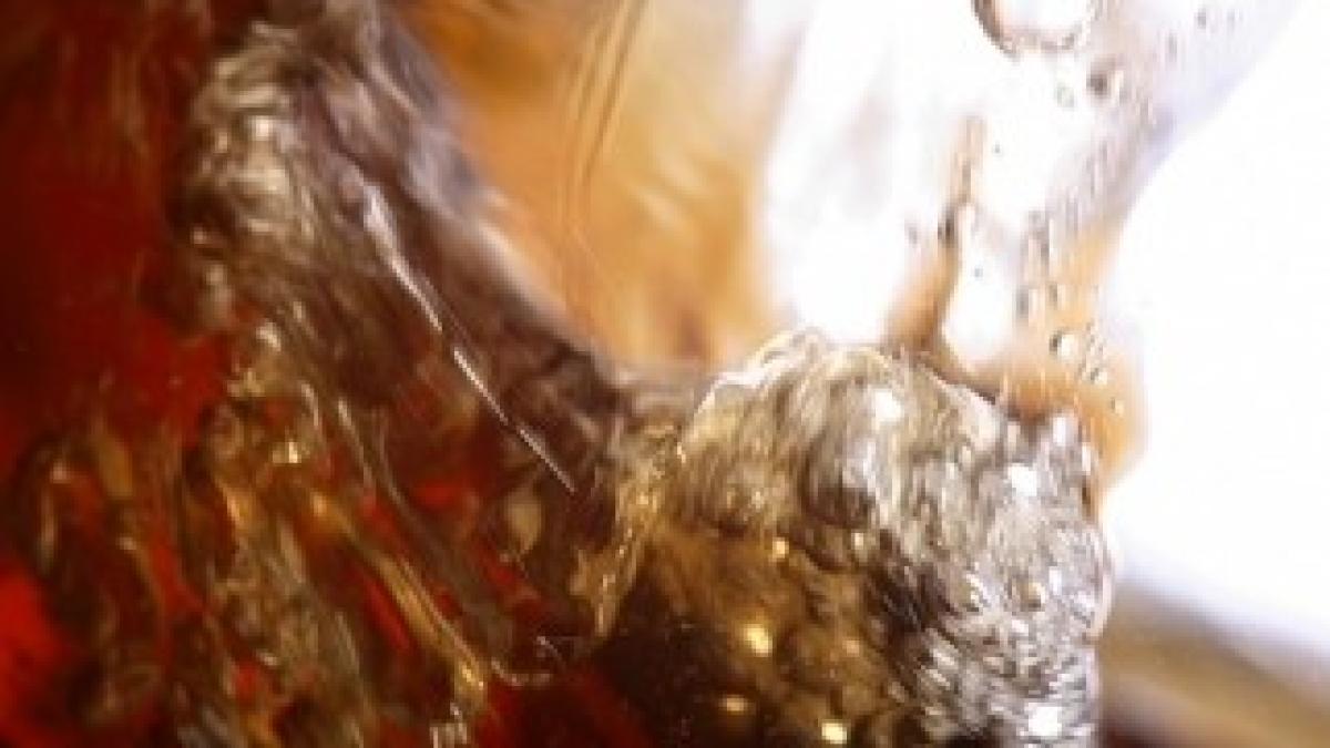 coca-cola-glass-of-drink-white-background-ice_378848