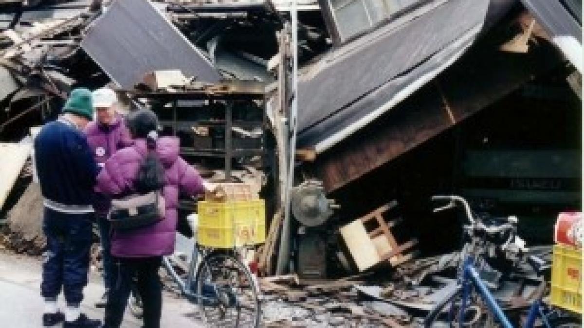 ja_family_volunteers_going_around_helping_great_hanshin_earthquake_victims