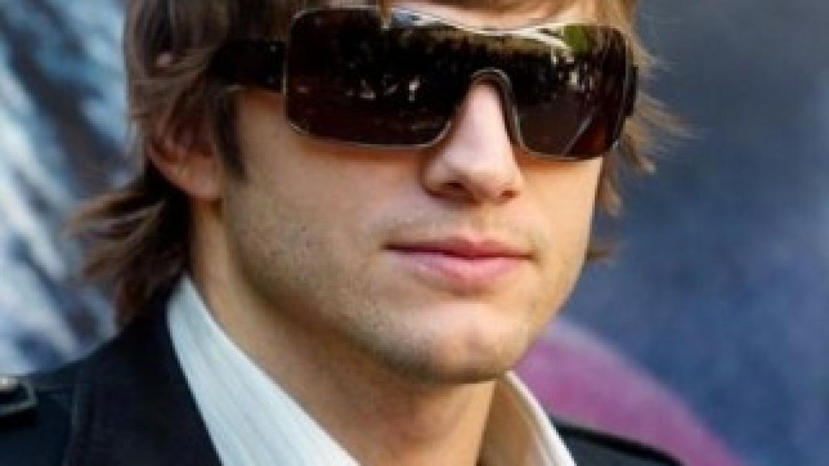 Ashton-Kutcher-medium-choppy-hair-style