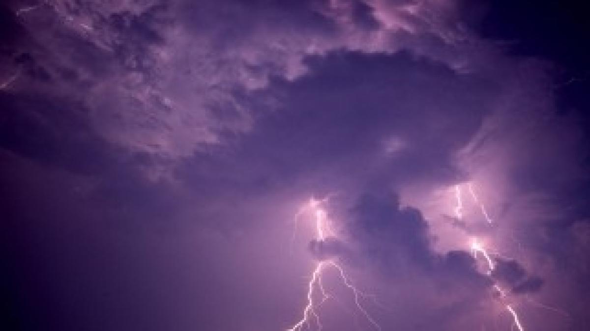 Lightning_over_Dauphin_Island_Alabama