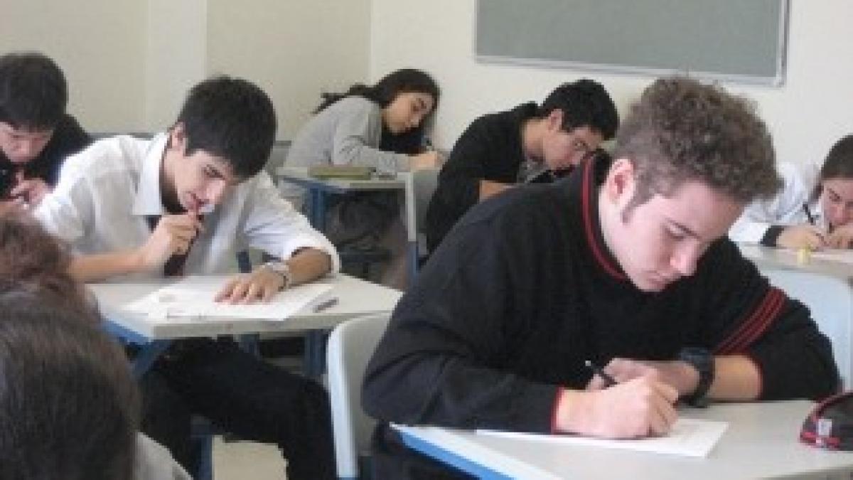 Students_giving_exam