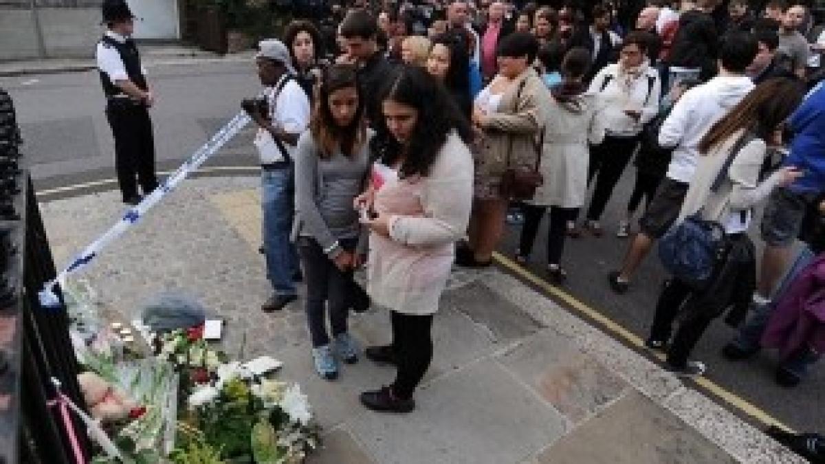 amy-winehouse-mourners