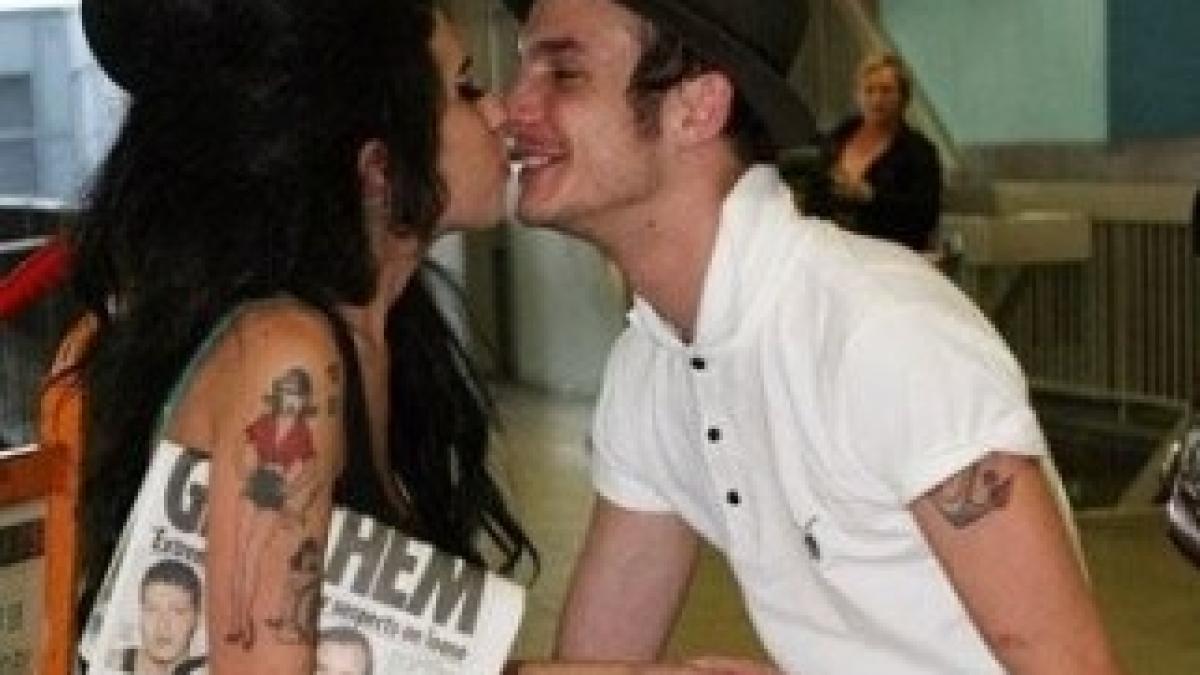 amy_winehouse_and_blake_fielder_civil_kissing_picture_44075800