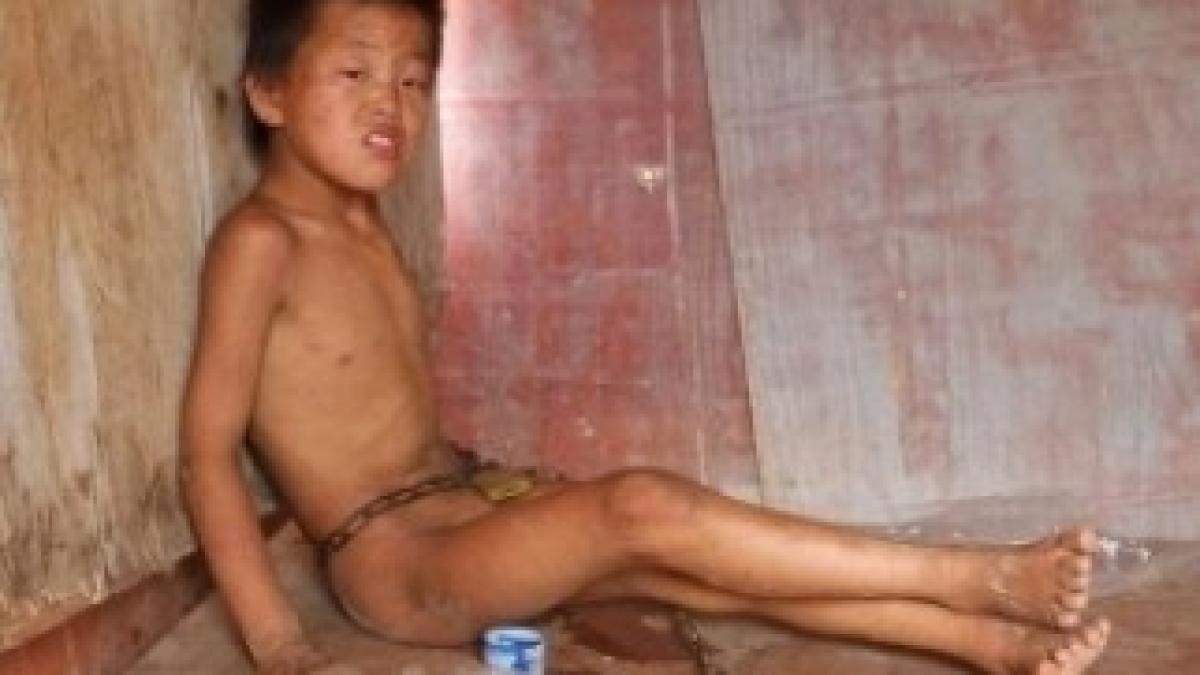 copil-legat-in-lanturi