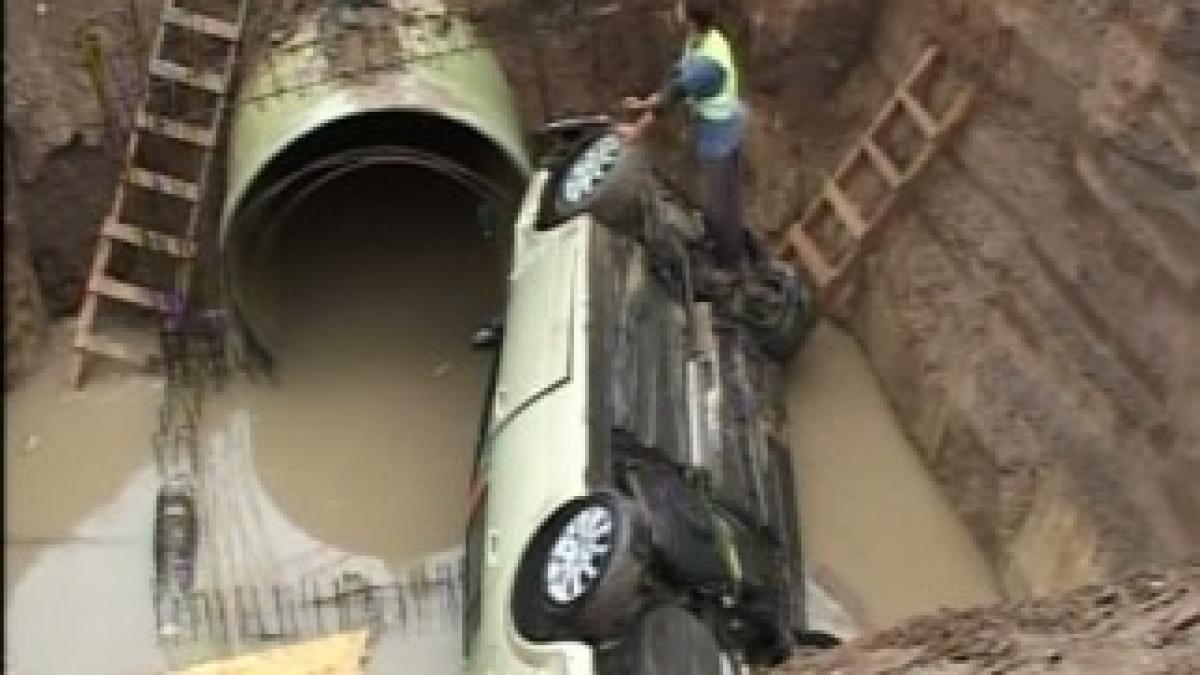 masina-rasturnata-in-groapa