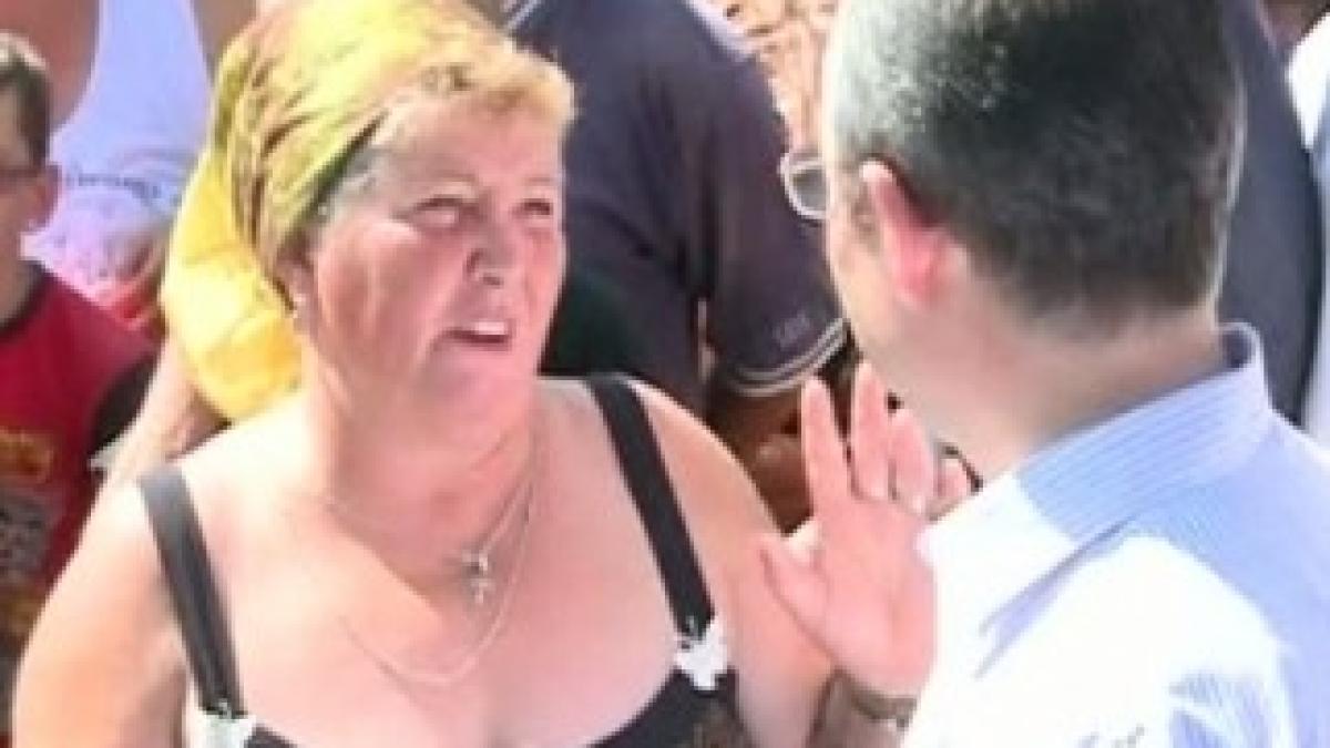 pensionarii-ii-cer-lui-boc-sa-nu-le-mai-taie-din-pensii