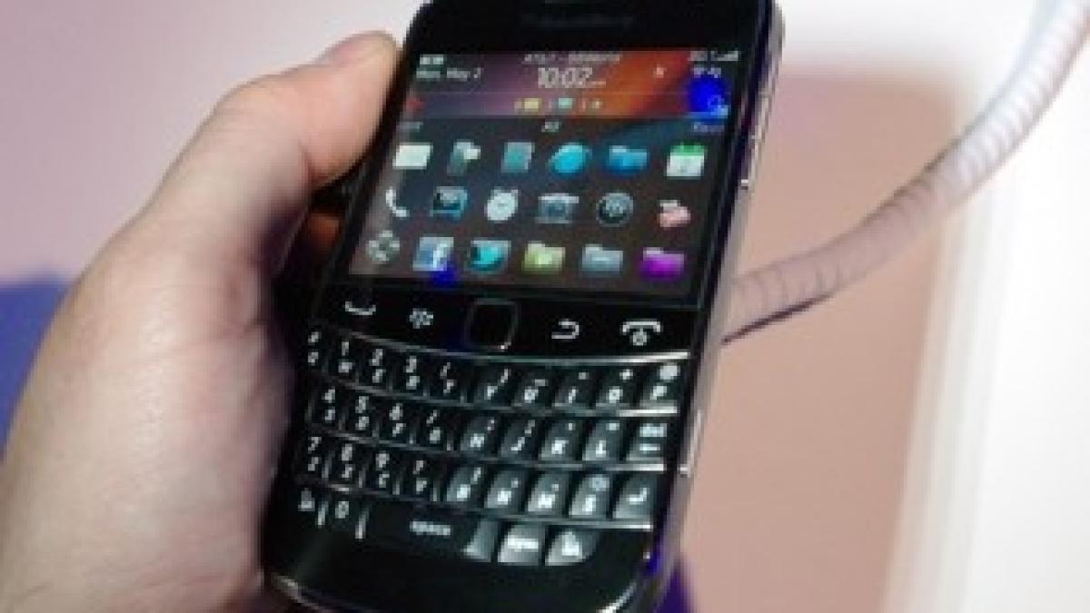 BlackBerryBold9900-handson-8