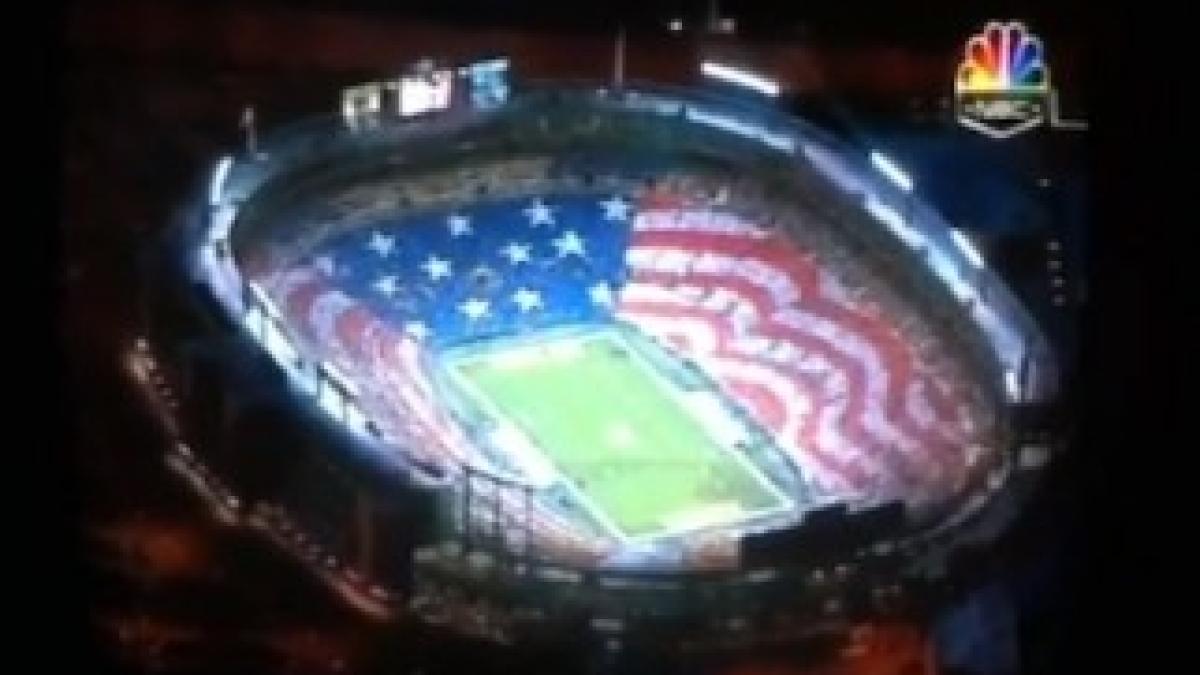 packers_crowd_gets_patriotic_with_enormous_american_flag-2
