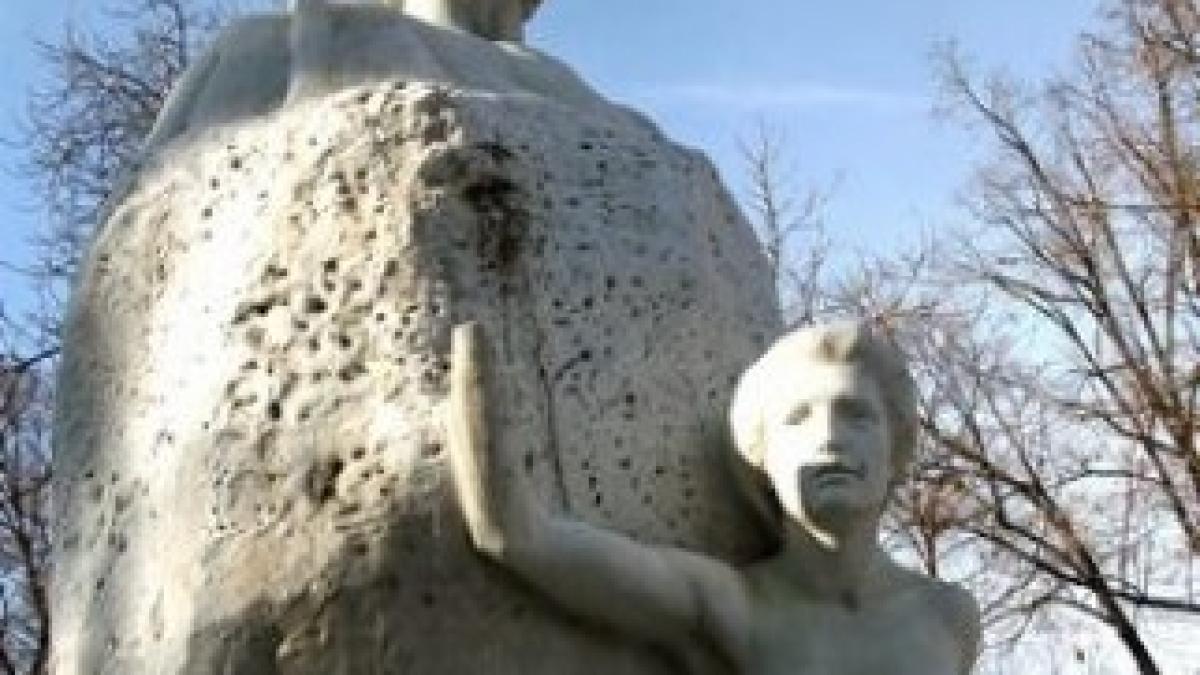 prima-statuie-a-lui-mihai-eminescu-galati