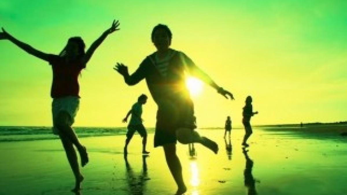 oameni-fericiti-in-vacanta