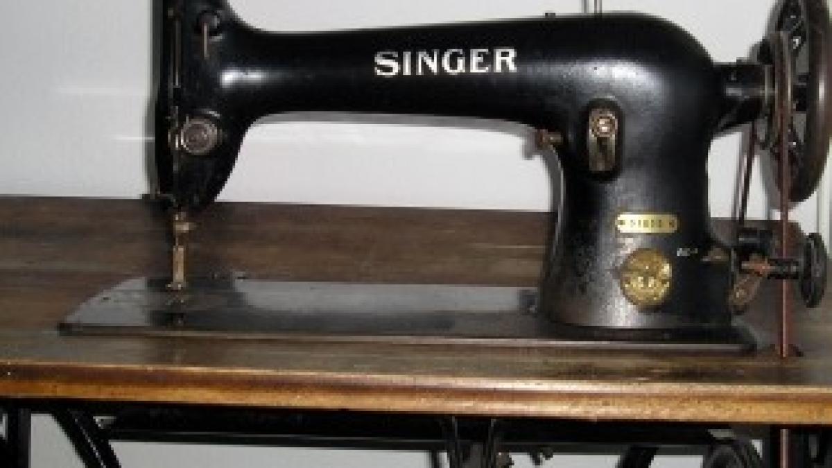 Singer_sewing_machine_detail1