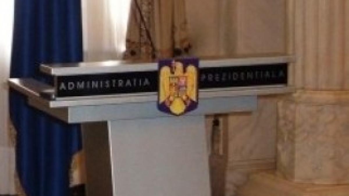 administratia-prezidentiala-pupitrul-gol-thumb-250-0-18
