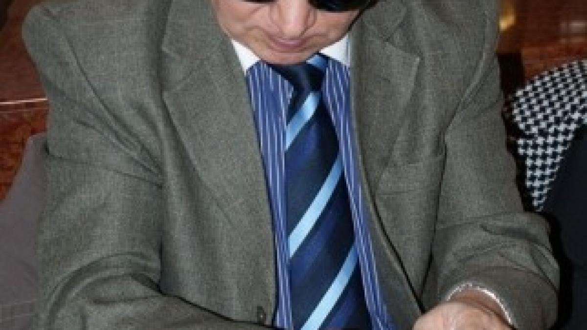 1-vasile-adamescu-modeland-in-lut