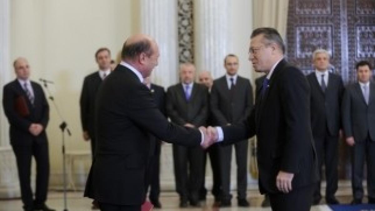basescu-cravata-mov