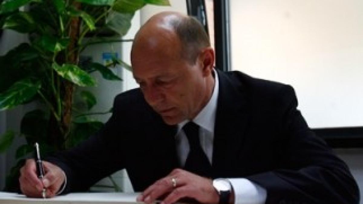 basescu-semneaza2