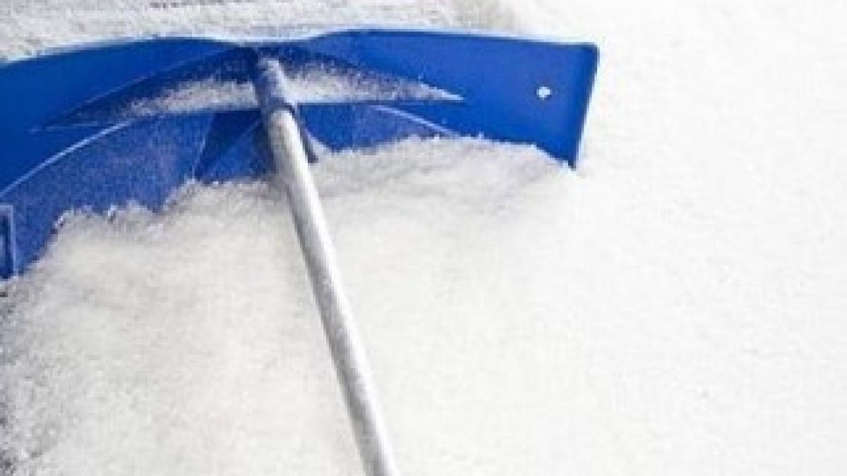 acoperisuri-de-magazine-si-refugii-din-statiile-de-autobuz-prabusite-din-cauza-zapezii