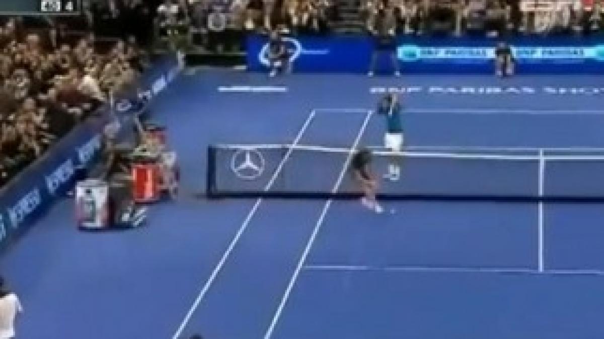 federer-cu-mainile-in-cap