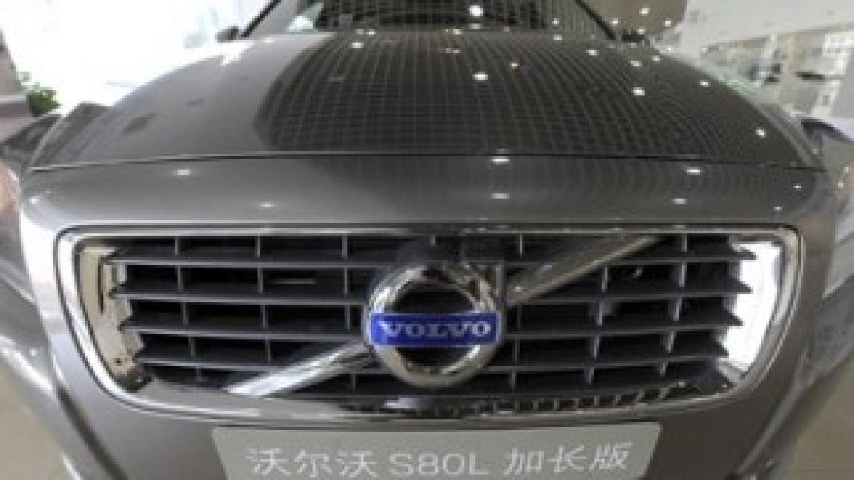 A-Volvo-S80L-car-on-displ-001