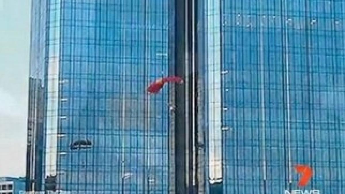 Base+jumpers+flee+from+55th+floor+cocktail+bar+to+avoid+the+bill