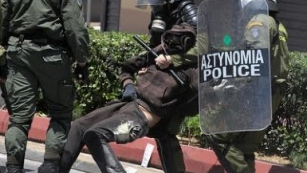 greece_police_violents_against_students_2011