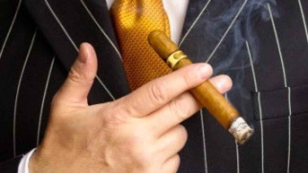 man-suit-cigar-tie-rich-luxury-visualrich
