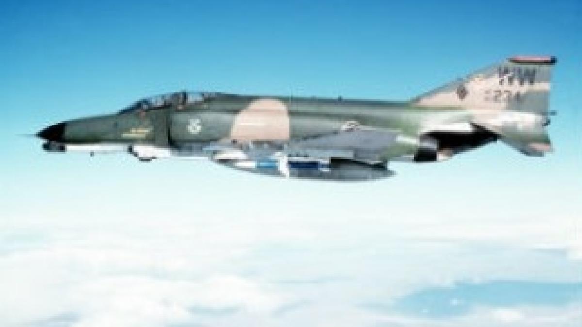 F-4_Phantom_in_flight_Apr_1982
