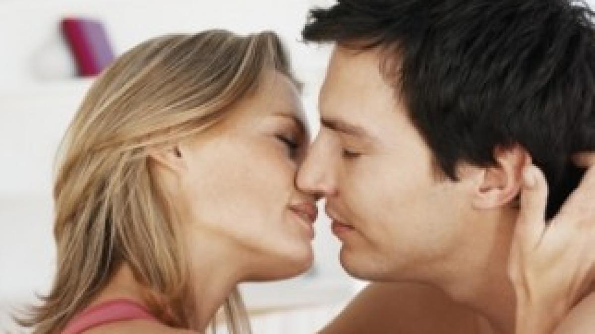 0326-couple-kissing_sm