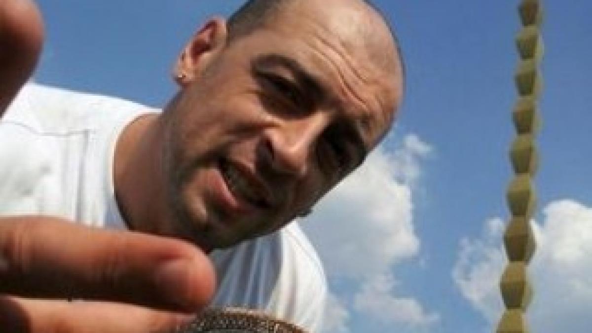 CRBL-poza-scandaloasa-cu-Coloana-Infinitului-intre-picioare-foto