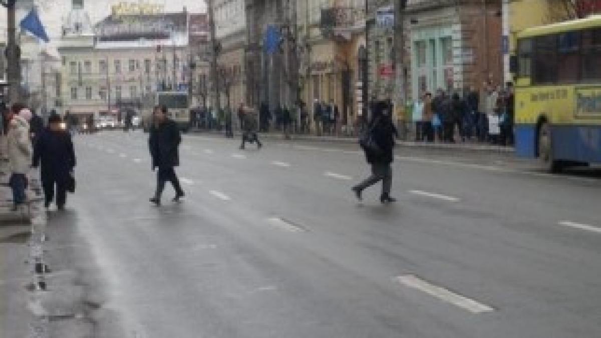 Pietonii-trec-238n-voie-pe-strada-Memorandumului