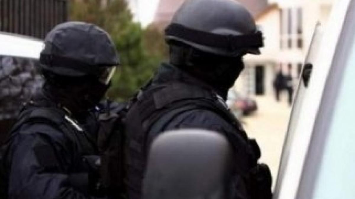 perchezitii-cu-mascati-la-dragonul-rosu-din-bucuresti