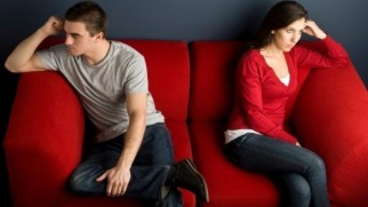 couple-fighting-on-couch