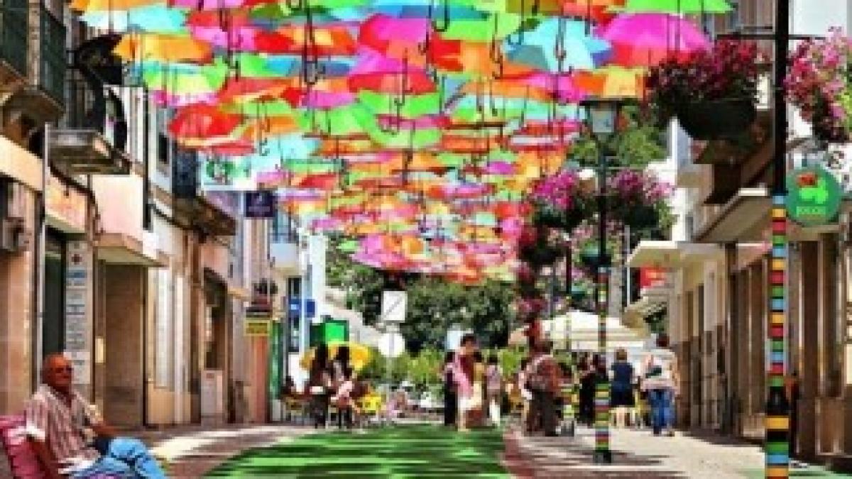 Strada-umbrelelor-colorate-in-Portugalia