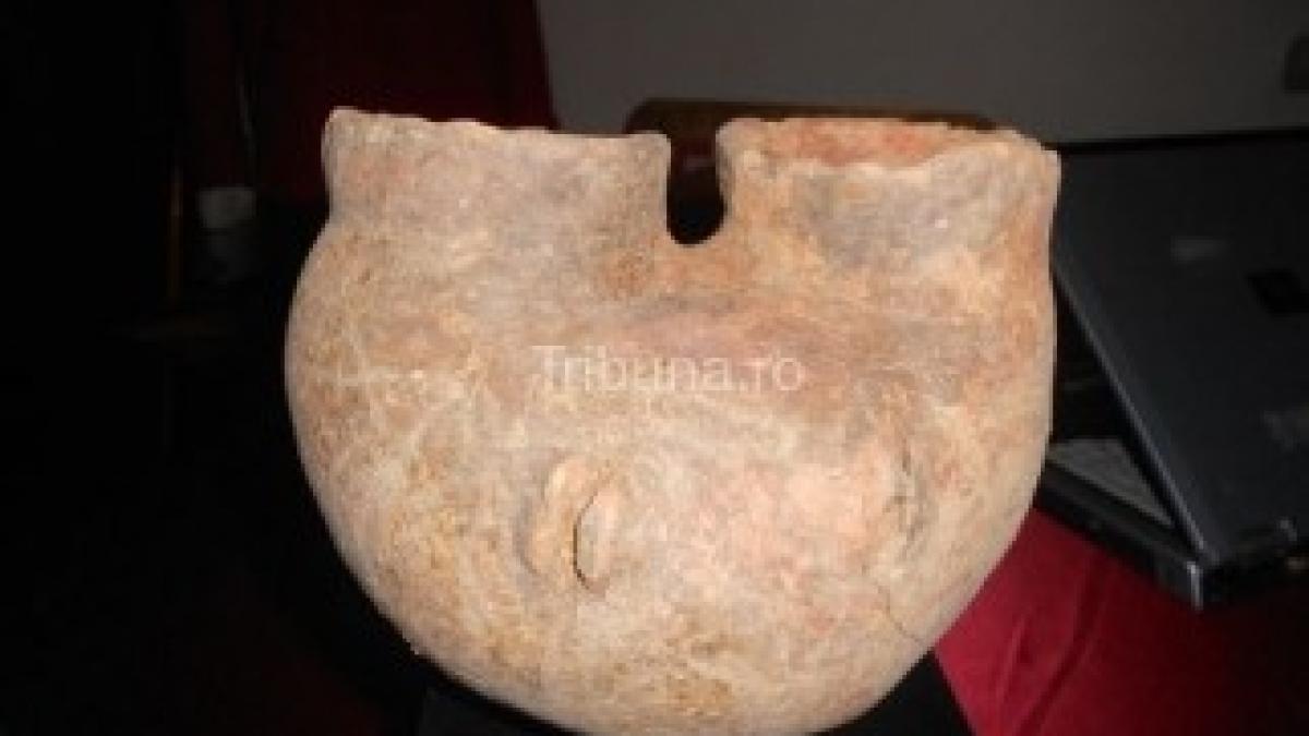 2012_08_08_0_2_cea-mai-veche-masca-din-europa-cea-mai-veche-asezare-neolitica-in-situ-si-cea-mai-mare-colectie-ceramica-in-situ-toate-descoperite-la-cristian-foto_48537