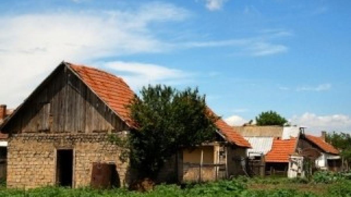 peisaj-de-tara-cu-case-2144x500