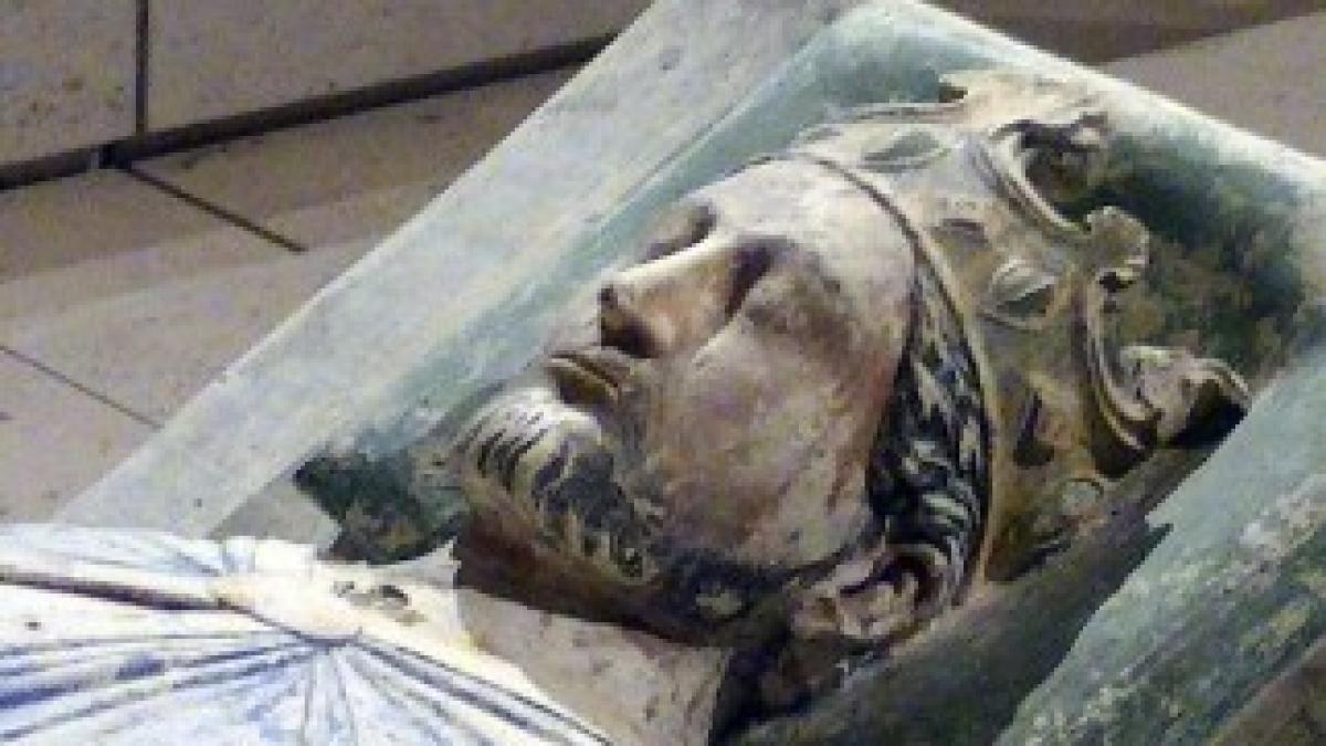 800px-Church_of_Fontevraud_Abbey_Richard_I_effigy