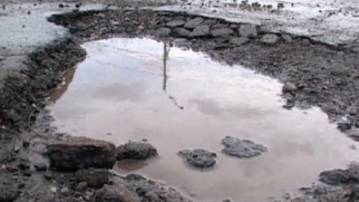 zapada-a-mancat-asfaltul-cratere-imense-pe-soselele-din-capitala-soferii-isi-distrug-masinile-131764