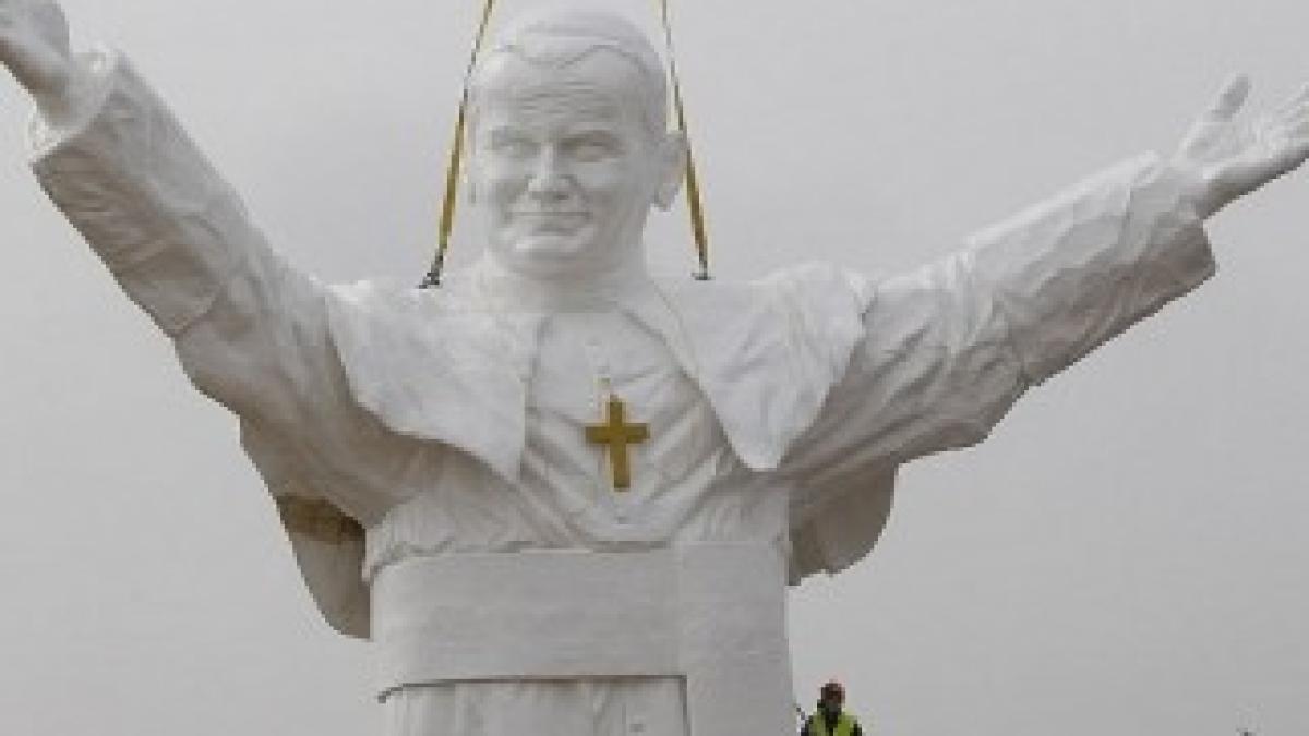 statuie-papa-ioan-paul-Czestochowa-dece
