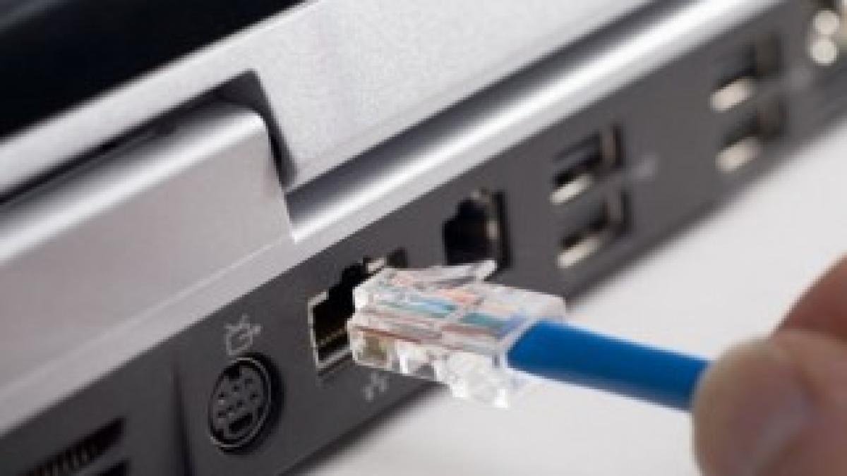 internet-cablu-laptop