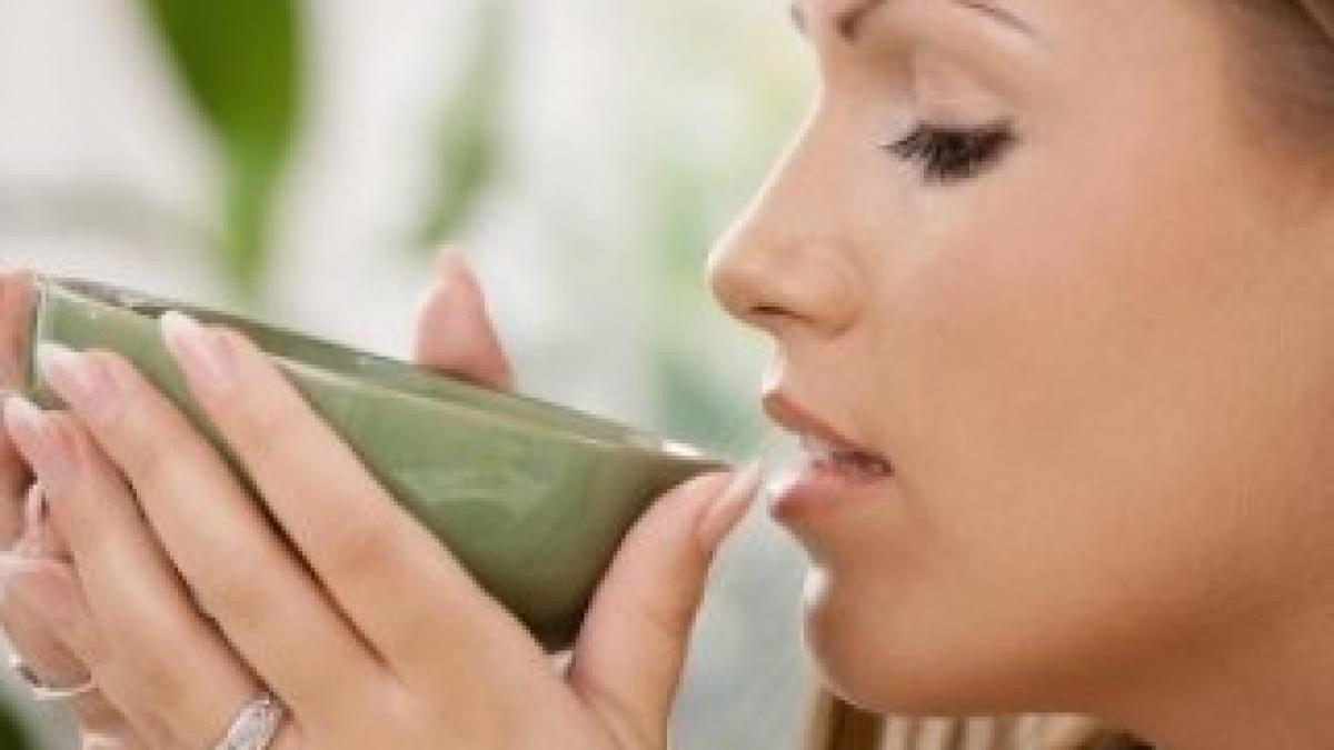 femeie-bea-ceai-300x199