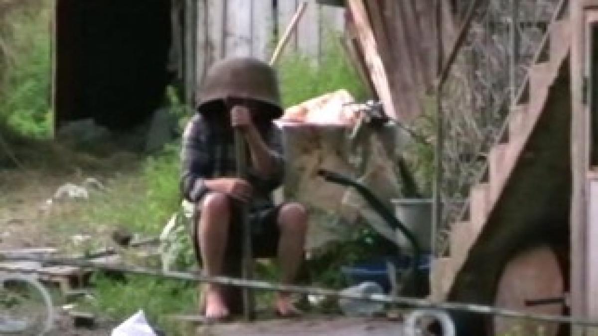 un-bolnav-psihic-si-terorizat-timp-de-o-luna-vecinii-dintr-un-sat-clujean.autoritatile-au-reusit-sa-l-interneze1376404662