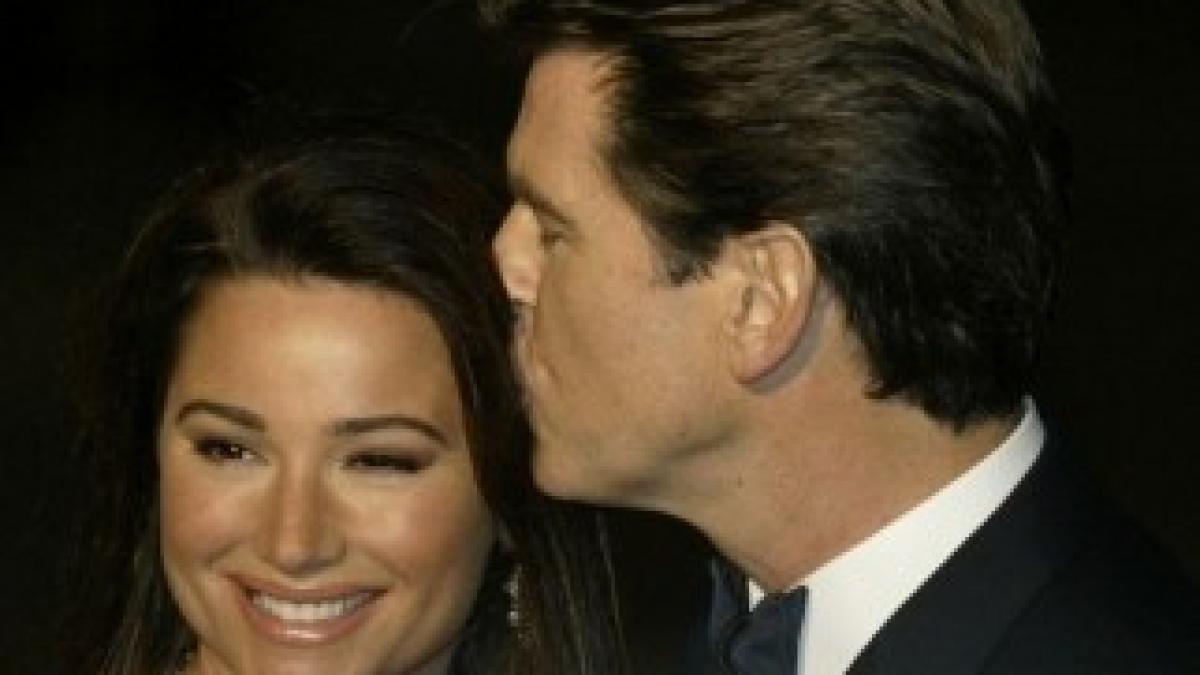 Pierce-Brosnan-kisses-his-wife-Keeley-Shay-Smith-1834191