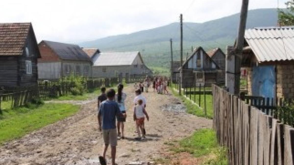 povestea-extraordinara-comunitate-de-volohi-romani-din-poroscovo-ucraina-frati-romc3a2ni-uitati-de-lume-si-de-romania-tigani-albi-ulite-sat-sarac-de-romani-sute-de-copii-fara-scoala-bis