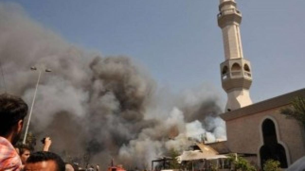 700_dettaglio2_moschea-al-Taqwa-esplosione-bomba-libano-tripoli-afp